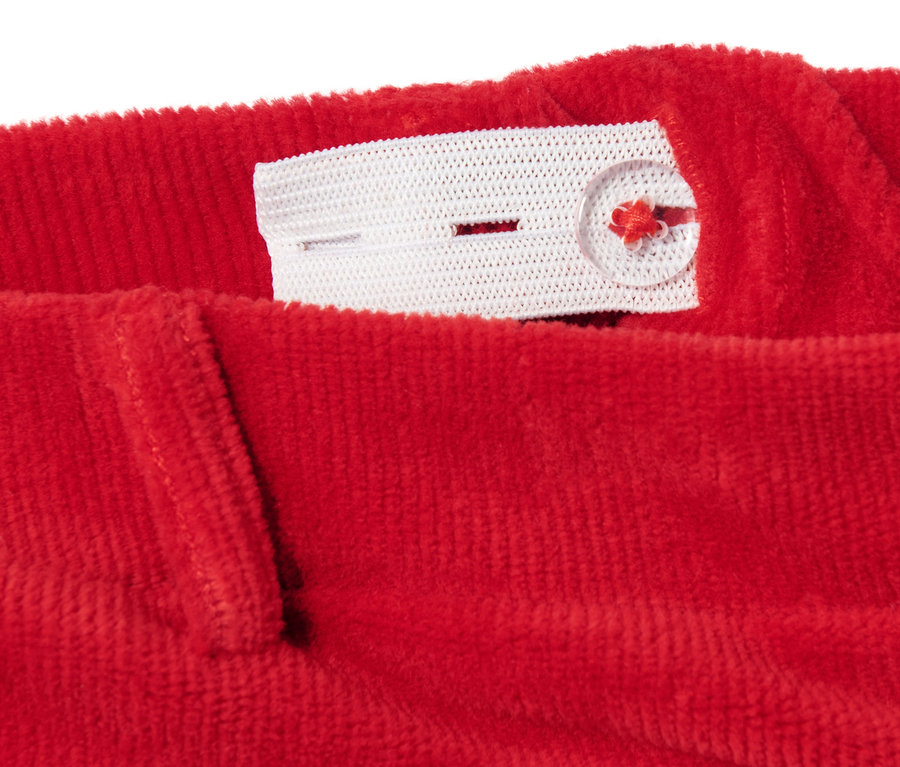 Detailaufnahme einer roten Cordtreggings mit verstellbarem Gummibund.