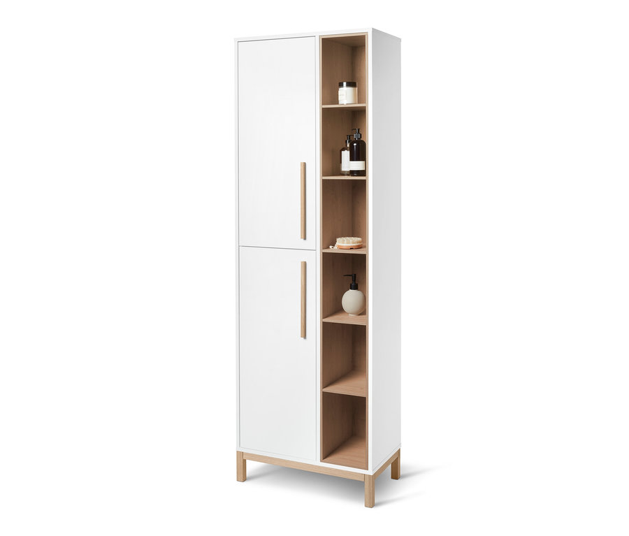 Ein »Eklund« Bad-Hochschrank mit Seitenfach ist mit Kosmetikprodukten auf den Regalen zu sehen.