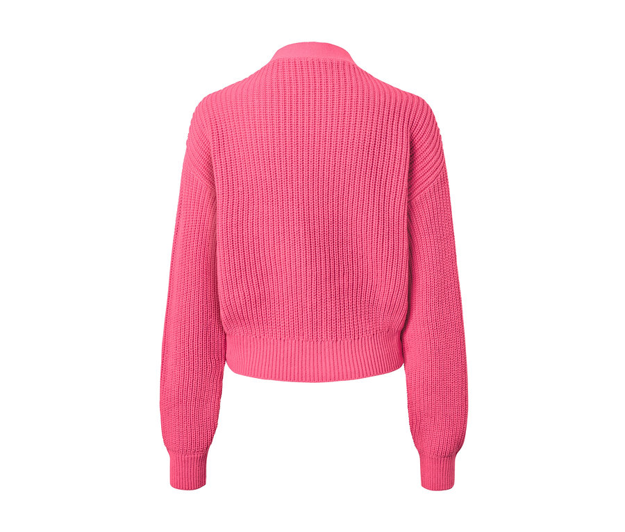 Detailansicht von der Rückseite eines grob gestrickten, pinken Cardigans.