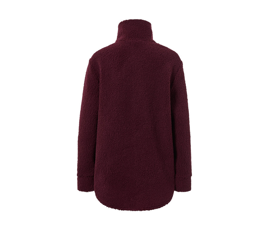 Detailansicht eines weinroten, oversized Teddypullovers.