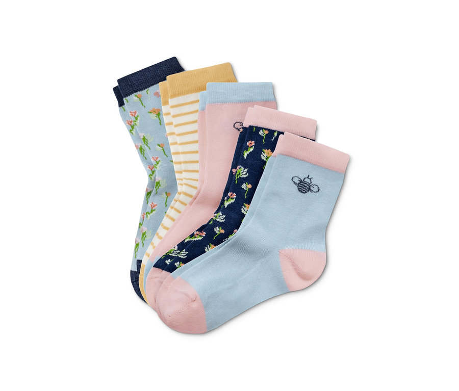 Fünf Paar Socken in verschiedenen Farben und Mustern.