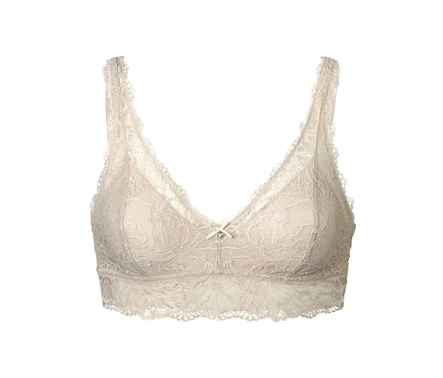 Ein cremefarbenes Spitzen-Bralette mit einer Schleife in der Mitte.