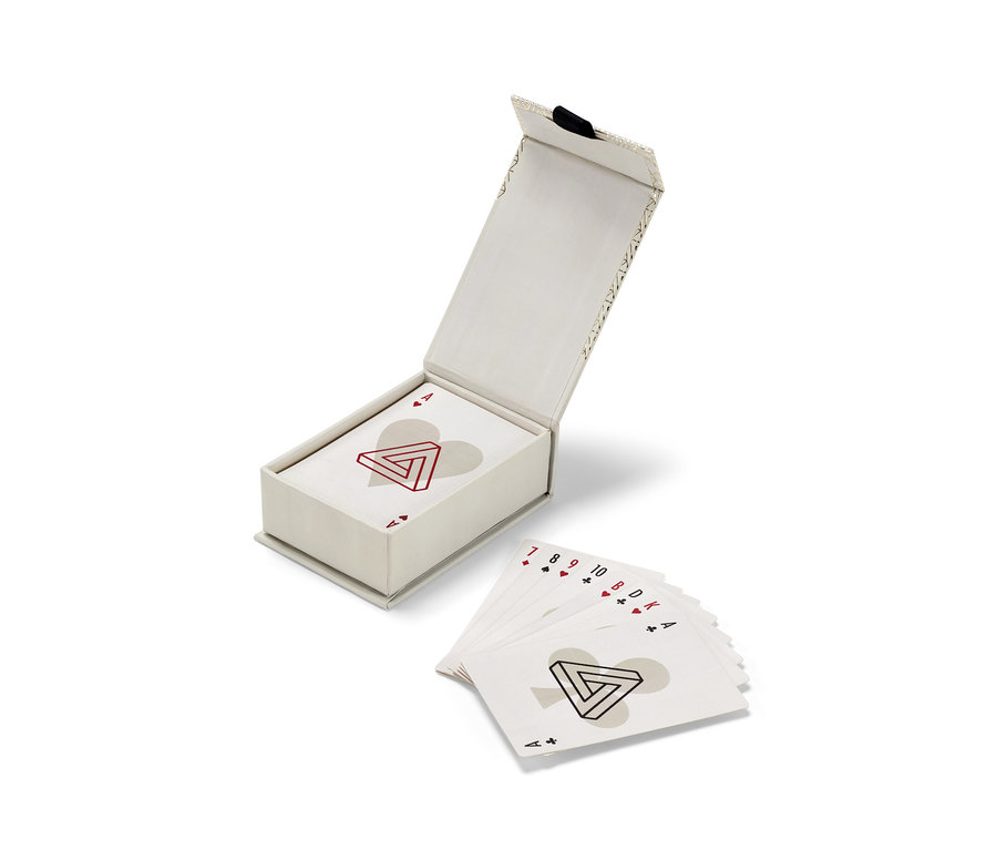 Offenes Spielkarten-Set »Skat« in einer Schachtel und ausgebreitete Karten daneben.