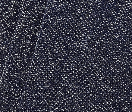 Nahaufnahme von 2 Paar Kleinkinder-Strumpfhosen mit Glitzermuster.