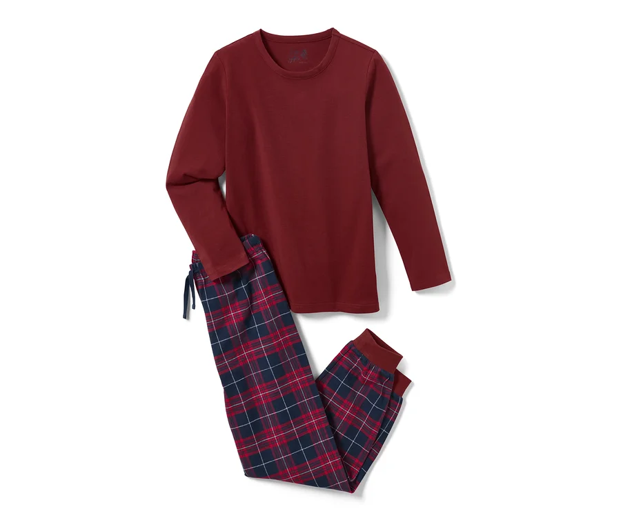 Ein Kinder-Flanell-Pyjama mit karierter Hose und bordeauxrotem Langarm-Oberteil.