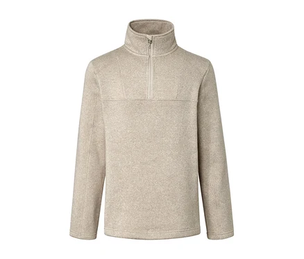Ein beiger Strickfleece-Troyer mit langen Ärmeln und einem Reißverschluss am Kragen.