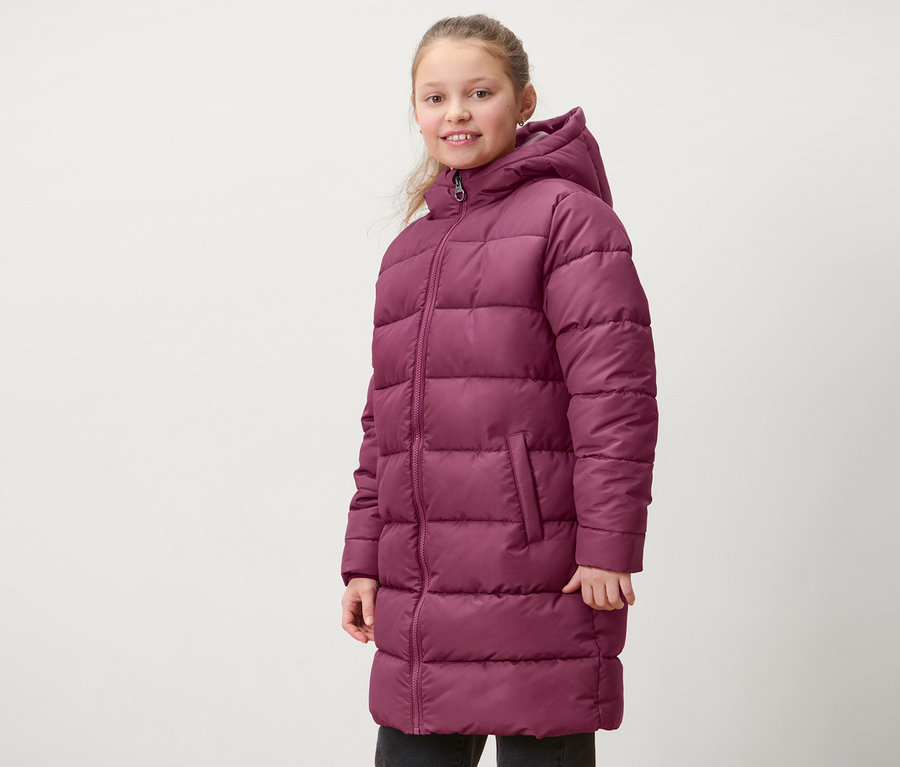 Mädchen trägt einen rotvioletten Kinder-Thermomantel.