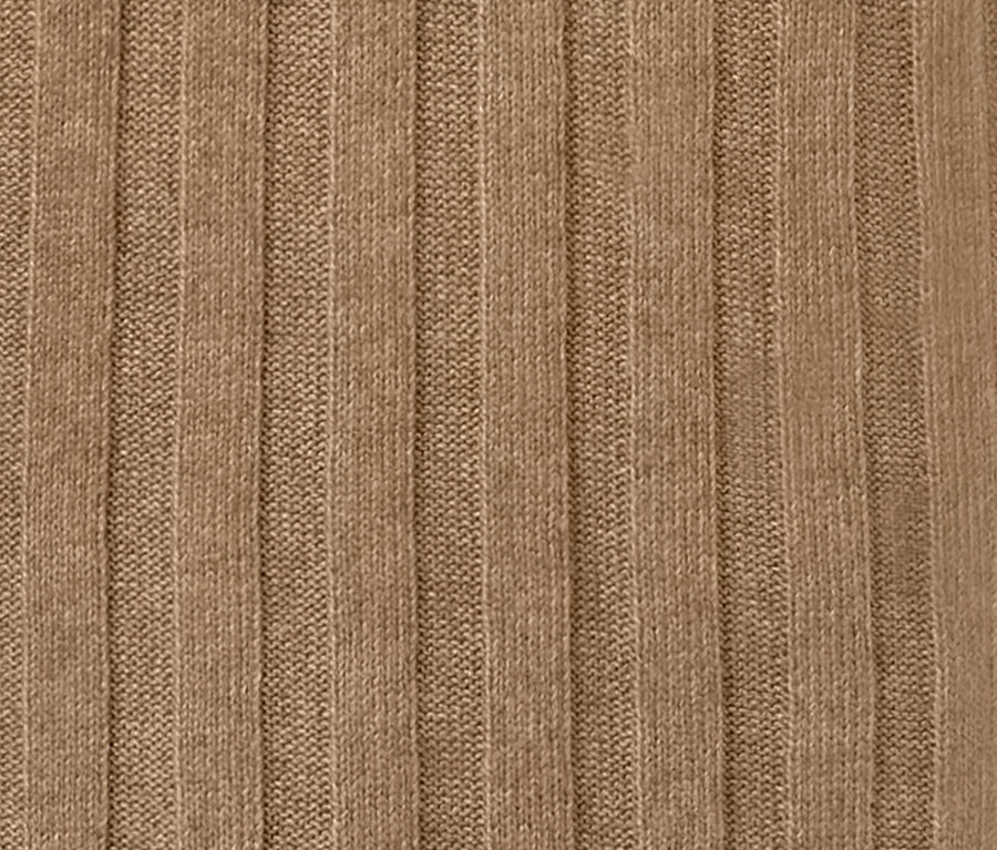 Detailansicht eines gerippten Strickkleids mit Stehkragen.