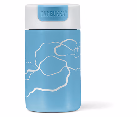 Blauer Kambukka To-Go-Becher X Pantone mit weißem Deckel.