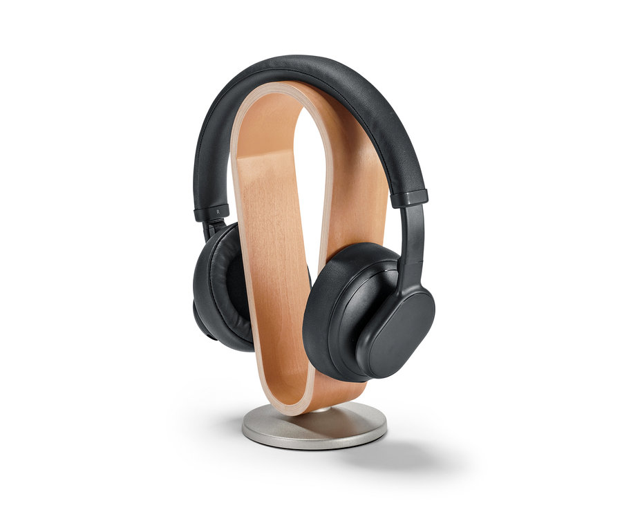 Schwarze Kopfhörer auf einem Kopfhörer-Ständer.