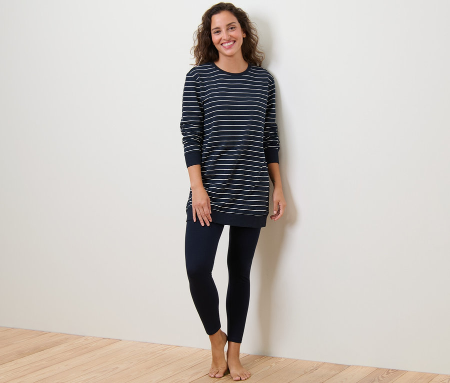 Frau trägt Leggings-Pyjama.