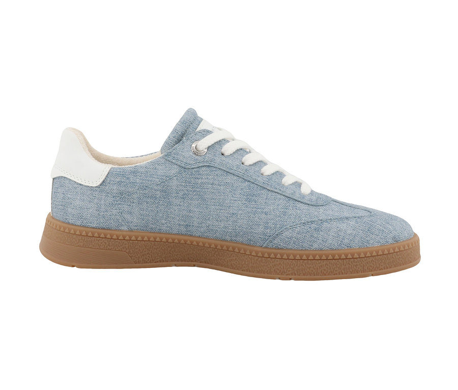 Blauer Tom Tailor Sneaker aus Jeansstoff mit weißem Lederdetail an der Ferse und brauner Sohle.