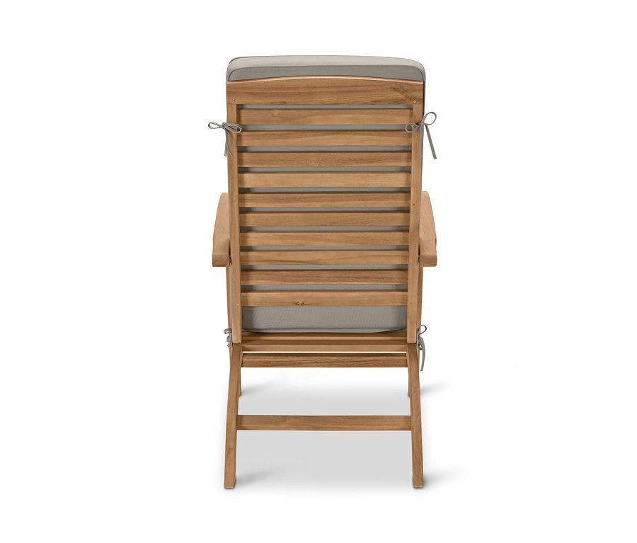 Rückansicht eines Deckchairs mit Polsterauflage. Der Deckchair ist aus Holz mit grauer Polsterung.