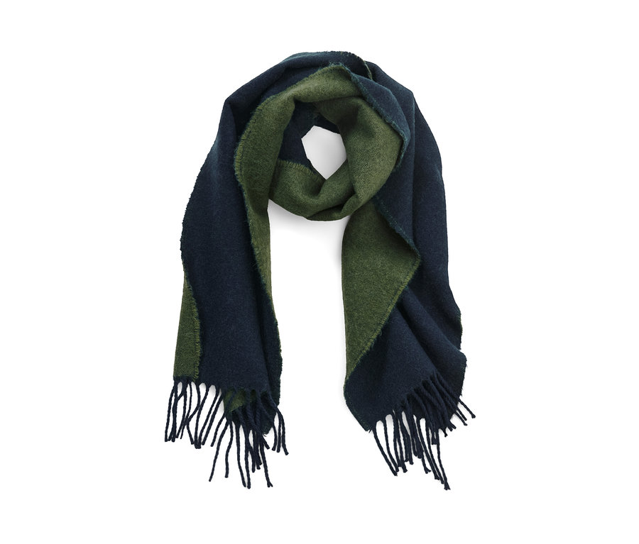 Ein Webchal in Grün und Dunkelblau mit Fransen.