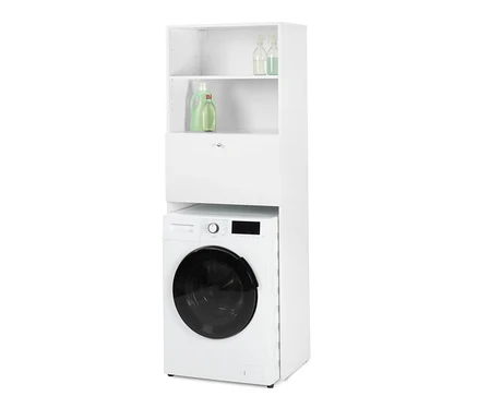 Ein weißer Waschmachinenschrank mit aufklappbarer Arbeitsfläche steht über einer weißen Waschmaschine. In den oberen Regalen befinden sich Reinigungsmittel.