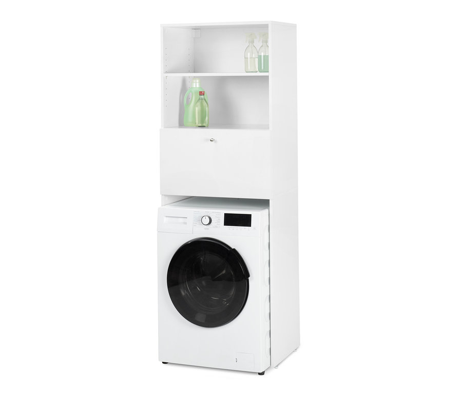 Ein weißer Waschmachinenschrank mit aufklappbarer Arbeitsfläche steht über einer weißen Waschmaschine. In den oberen Regalen befinden sich Reinigungsmittel.