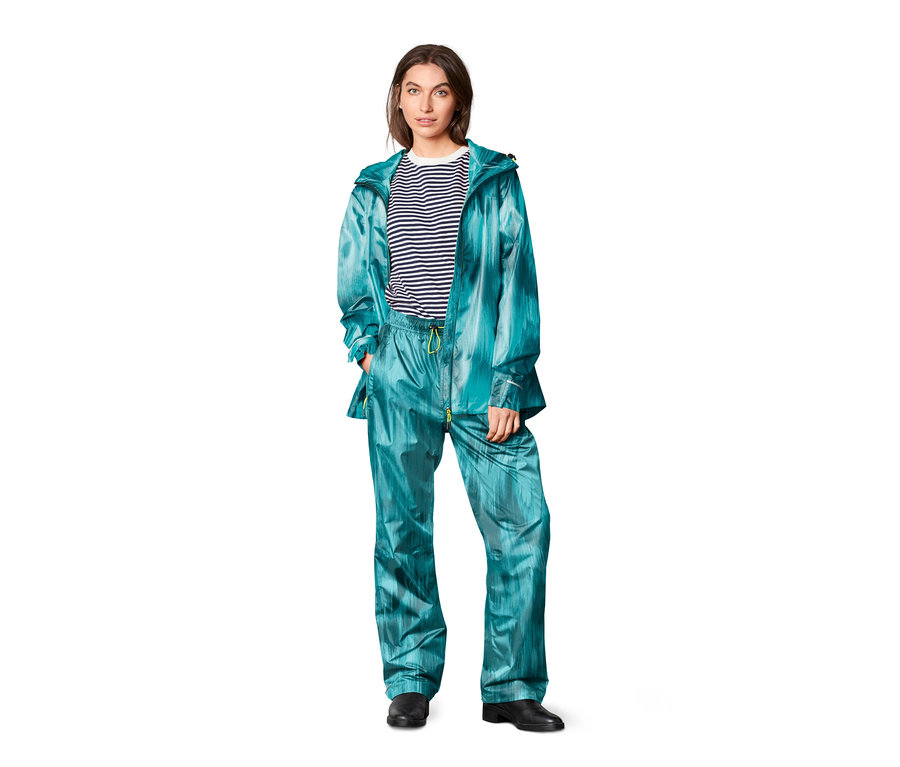 Frau trägt eine Jacke und eine Regenhose, Alloverprint.
