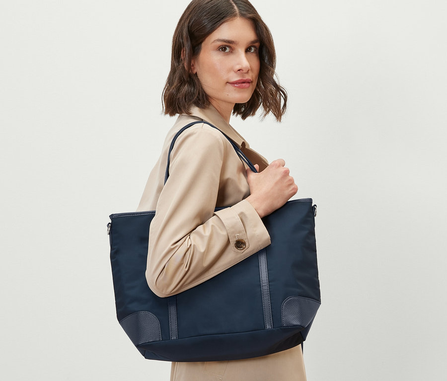Frau hält Shopper.