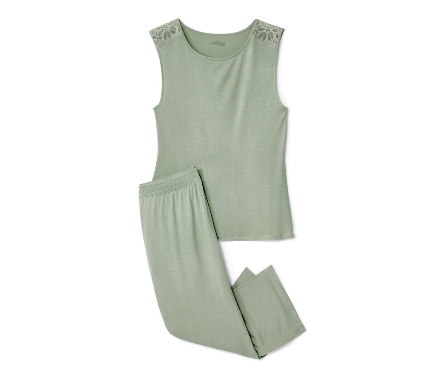 Ein grüner Pyjama mit Spitze an den Schultern liegt auf einem weißen Hintergrund.