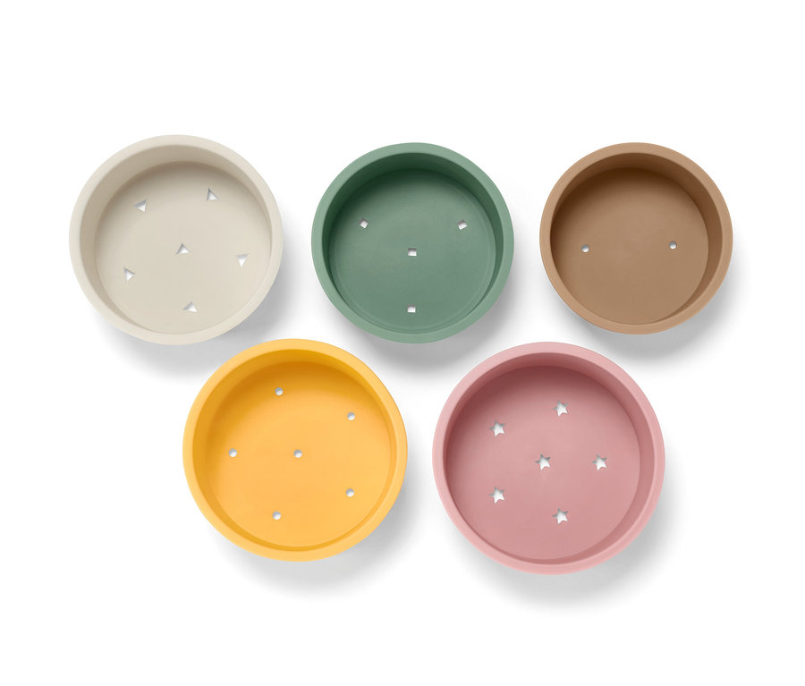 Fünf stapelbare Badespielbecher in Beige, Grün, Braun, Gelb und Rosa.