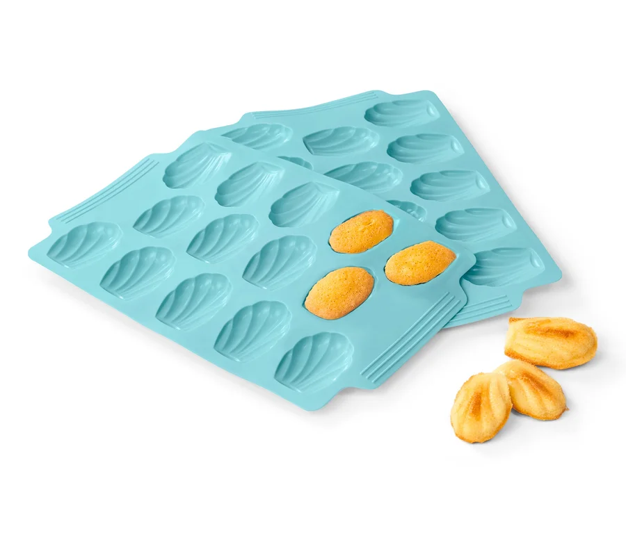 Zwei hellblaue 2 Madeleine-Backformen, wobei einige Madeleines gebacken wurden.