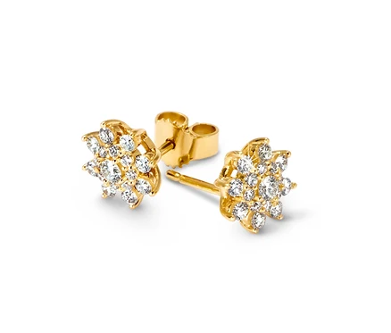 Nahaufnahme von goldenen 585 Gold-Ohrsteckern mit 34 Brillanten im Stern-Design.