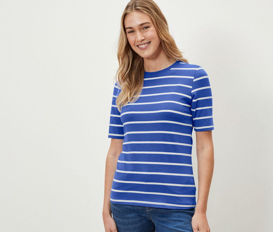 Frau trägt ein blau-weiß gestreiftes Halbarmshirt.