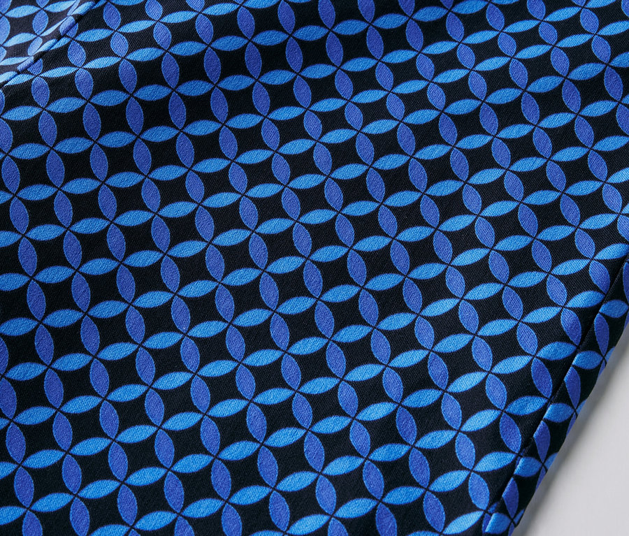 Nahaufnahme einer kobaltblauen bedruckten Stretchhose.