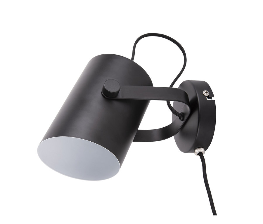 Eine schwarze Wandleuchte mit weißer Innenseite des Lampenschirms und einem schwarzen Kabel.