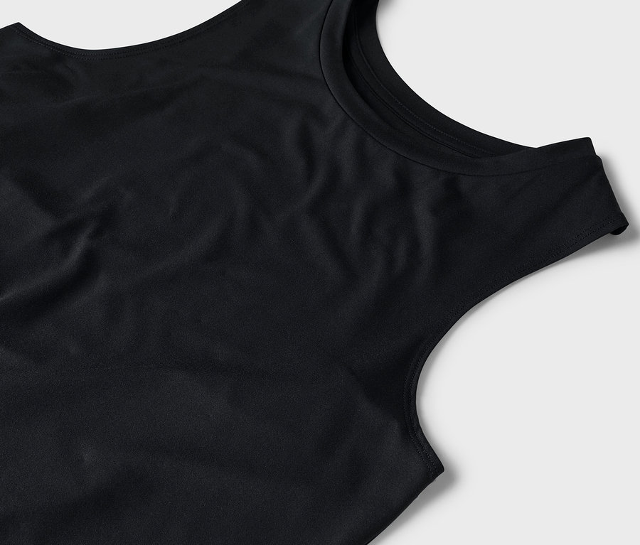 Detailaufnahme eines schwarzen Tanktops auf grauem Hintergrund.