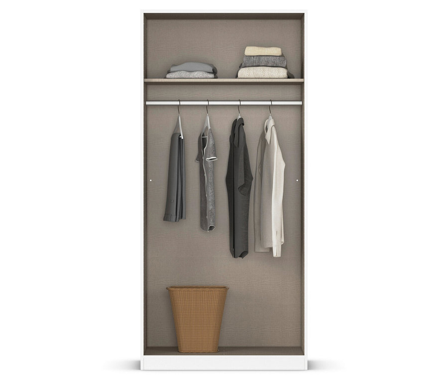 Ein offener Schrank mit hängender Kleidung und gefalteten Sachen auf einem Regal oben.
