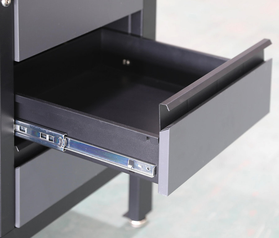 Eine offene Schublade der grauen FEISTOS Werkbank »Heros 2«.