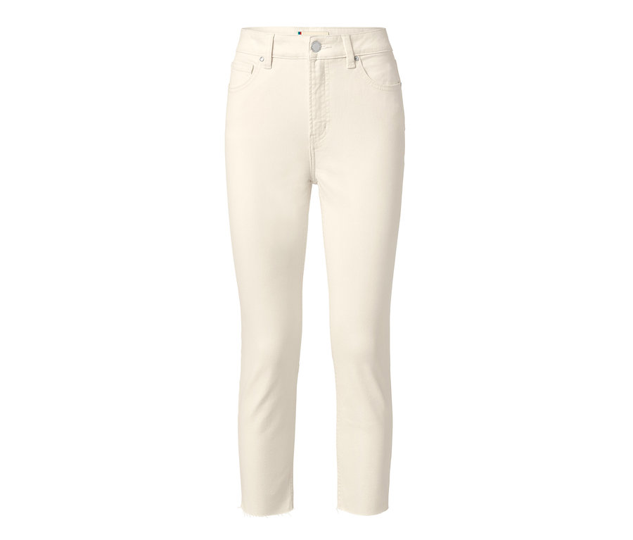 Eine Straightfit-Jeans in Beige vor einem weißen Hintergrund.