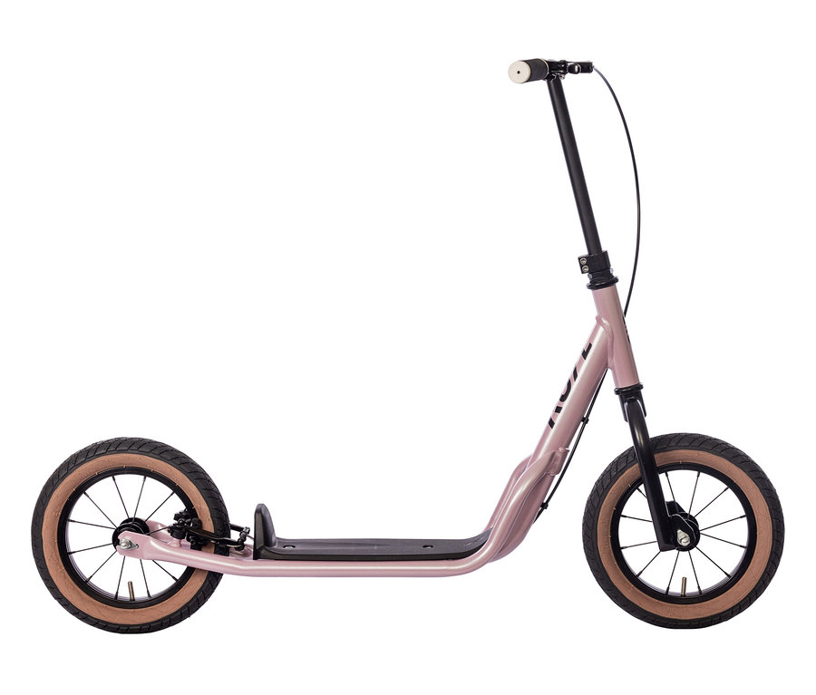 Nahaufnahme eines Puky Scooter R 07 L, perlmuttrosa, freigestellt vor weißem Hintergrund.