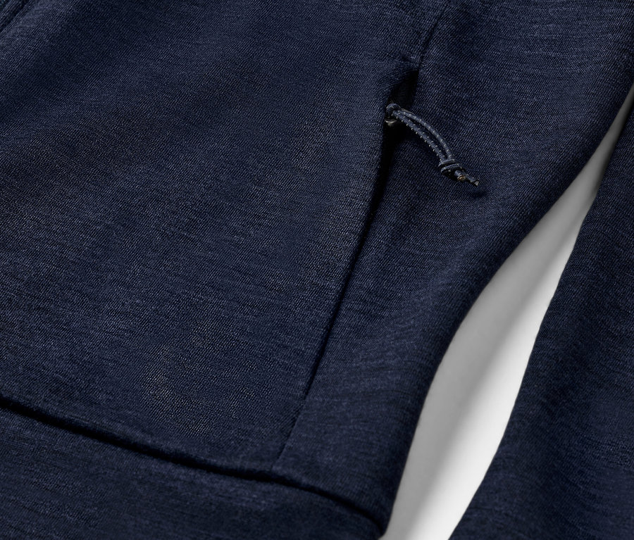 Detailansicht einer Funktionsjacke mit RWS-zertifizierter Wolle.