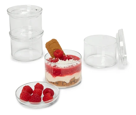 4 Vorspeisen-und-Dessertgläser und eine Himbeerspeise mit Keks sind auf einem weißen Hintergrund zu sehen.