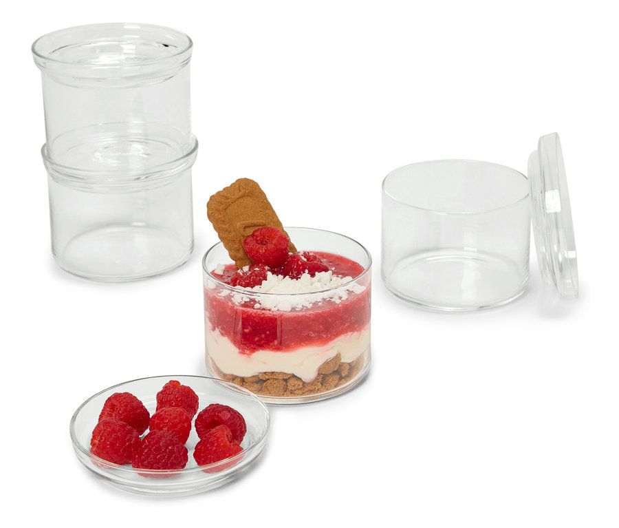 4 Vorspeisen-und-Dessertgläser und eine Himbeerspeise mit Keks sind auf einem weißen Hintergrund zu sehen.