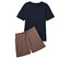 Dunkelblaues T-Shirt mit V-Ausschnitt und braune Shorts mit Kordelzug liegen übereinander.