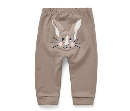 Eine braune Babyhose mit einem gestickten Hasengesicht auf der Rückseite.