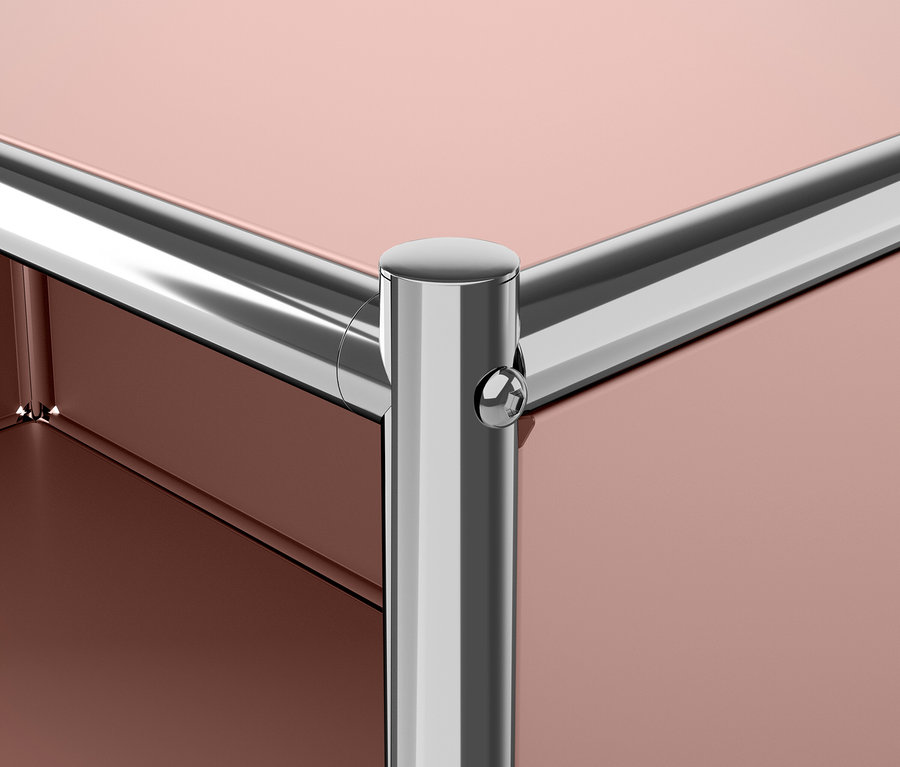 Detail einer Möbelkante mit Metallelementen und braunen Paneelen.