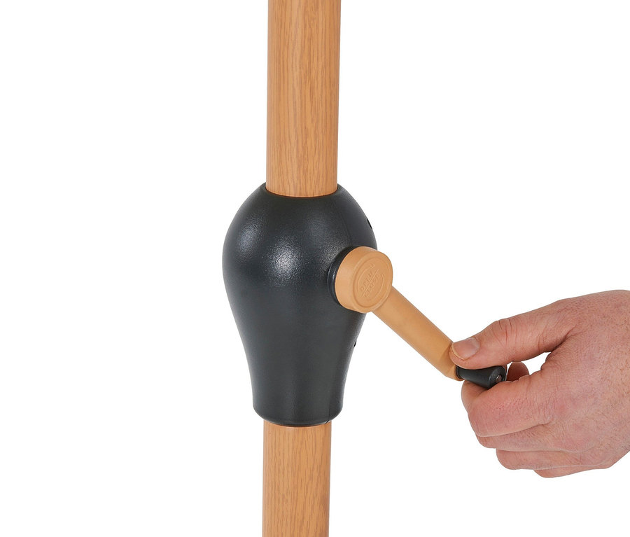 Eine Hand dreht an der Kurbel eines beigen Leco Marktschirms in Holzoptik.