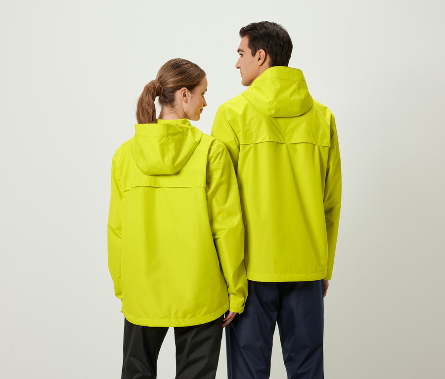 Rückansicht: Frau und Mann tragen gelbe Regenjacken mit Kapuze.