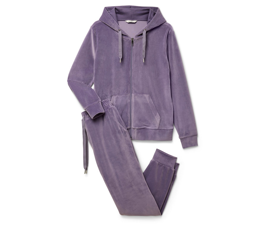 Ein lila Nicki-Hausanzug, bestehend aus einer Reißverschluss-Kapuzenjacke und einer langen Hose, liegt auf einem weißen Hintergrund.