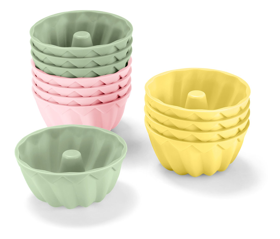 Sets von Gugelhupf-Silikonformen in Grün, Rosa und Gelb.