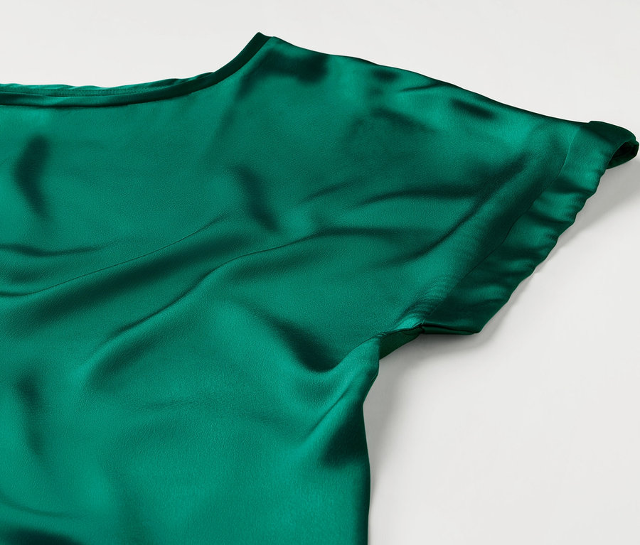 Detailansicht des Blusenshirts im Materialmix in Aqua.