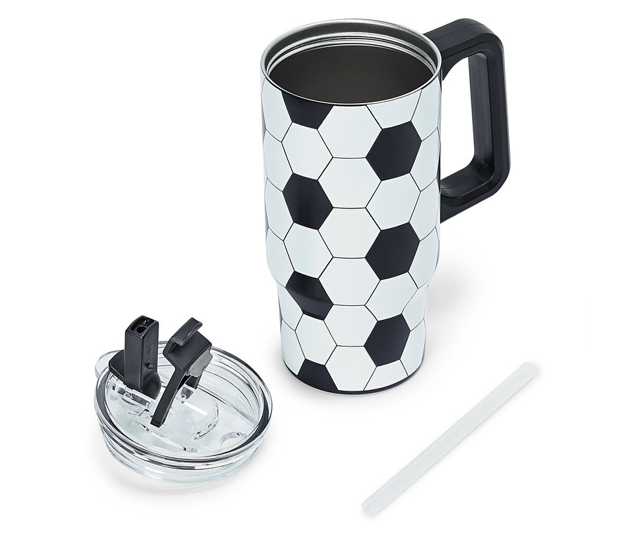 Ein Fußballbecher mit schwarzem Griff, einem durchsichtigen Deckel und einem weißen Strohhalm auf einem weißen Hintergrund.