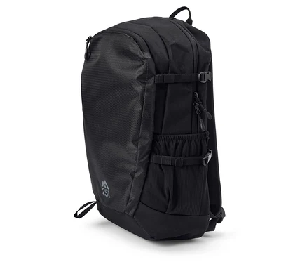 Schwarzer Rucksack steht auf einer weißen Oberfläche.