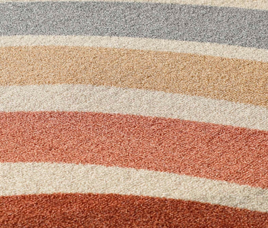 Nahaufnahme eines Kinderteppichs »Rainbow« im Vintage-Stil mit bunten Streifen.