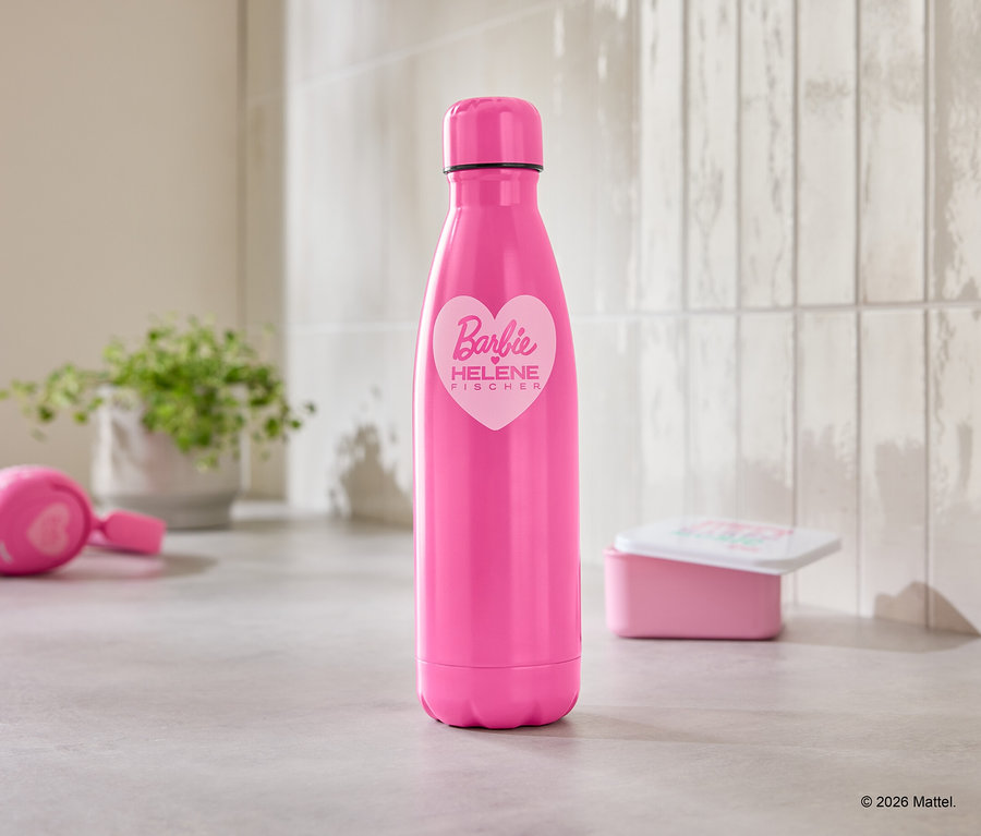 Eine pinke Trinkflasche mit einem Barbie-Logo steht auf einer Küchentheke, daneben Kopfhörer und eine Brotdose.