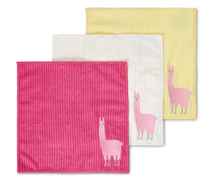 Drei Waschlappen in Pink, Weiß und Gelb liegen übereinander, alle mit einem aufgestickten Lama.